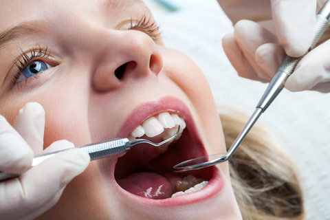 Whitening for kids - A girl at the dentist