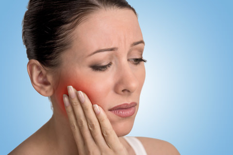 A woman with pain in her jaw