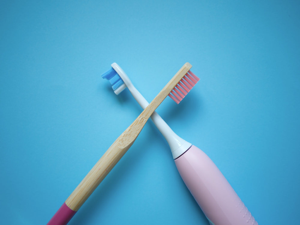 A manual toothbrush vs electric toothbrush