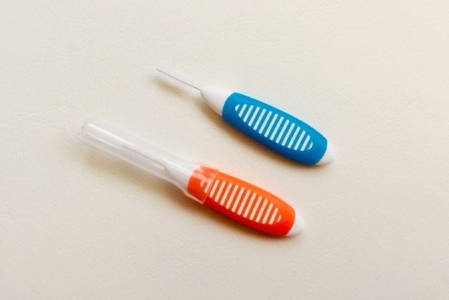 2 sizes of the colgate range of Interdental brushes