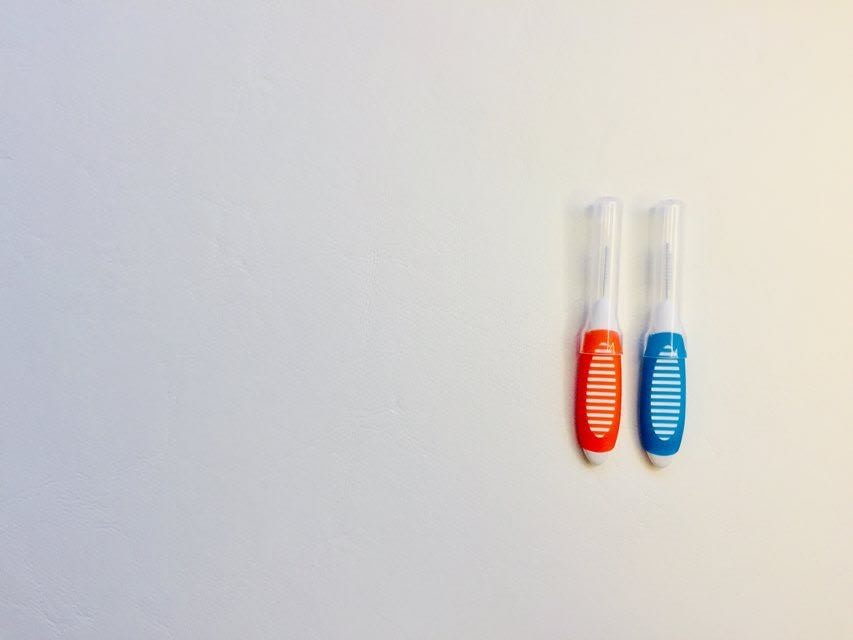 a look at two sizes of interdental brushes by colgate
