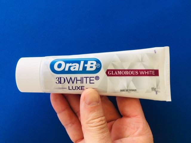 Holding the Oral-B 3D White Luxe Glamorous white review