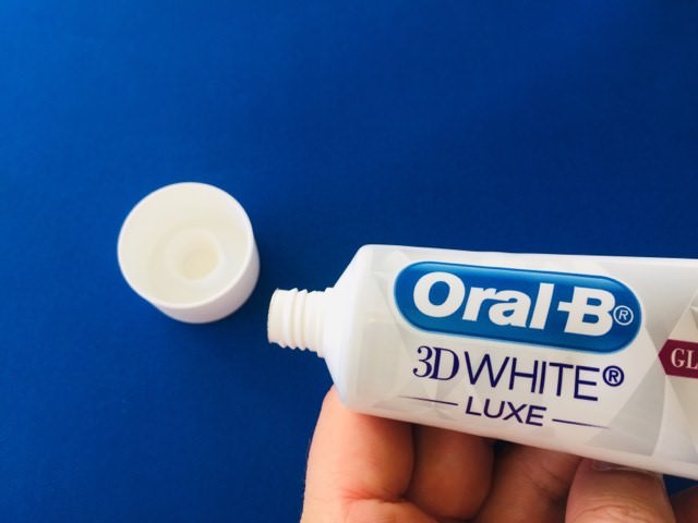 Unscrewing the Oral-b 3D white Luxe toothpaste