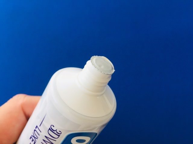 Opening the Oral-B 3D White Luxe Glamorous White Whitening Toothpaste