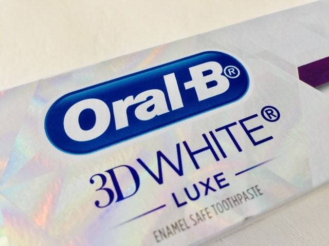 Close up of the Oral-B 3D White Luxe Glamorous White Toothpaste box