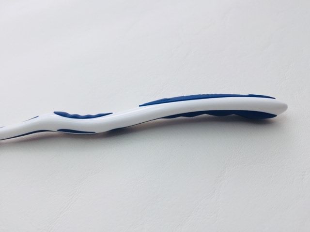 ergonomic handle of the Dentitex toothbrush by aldi
