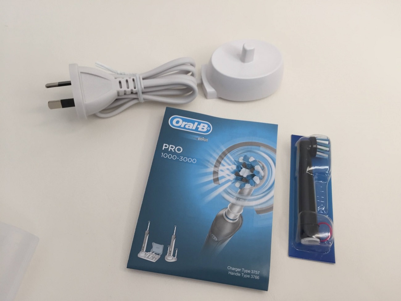 Oral-B Pro 2000 charger and instruction manual and brush head