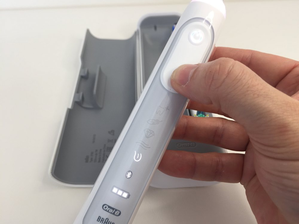 Modes and charging bar on the oralb genius 9000 electric toothbrush