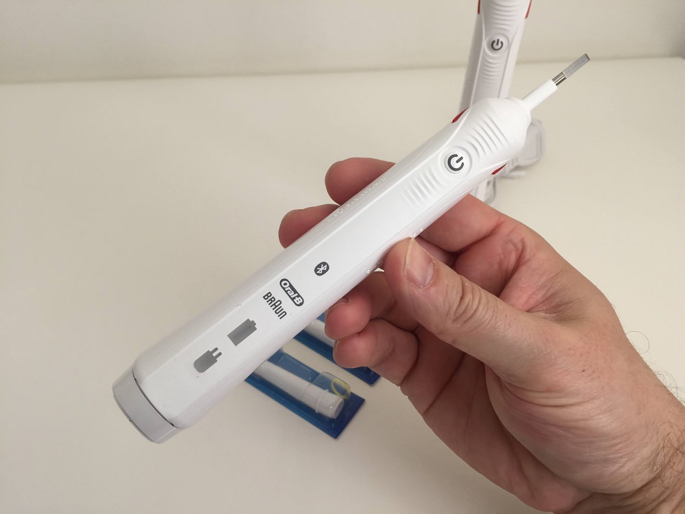 Holding the Smart 5000 Oral B handle